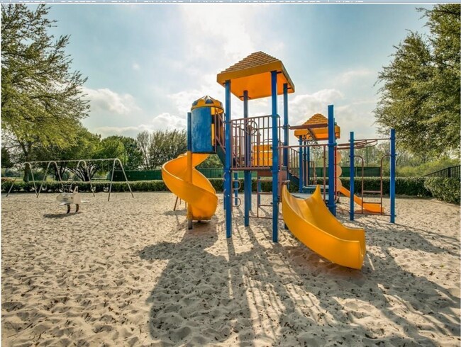 Building Photo - COMING SOON! CHARMMING 2 BEDROOM TOWNHOME ...