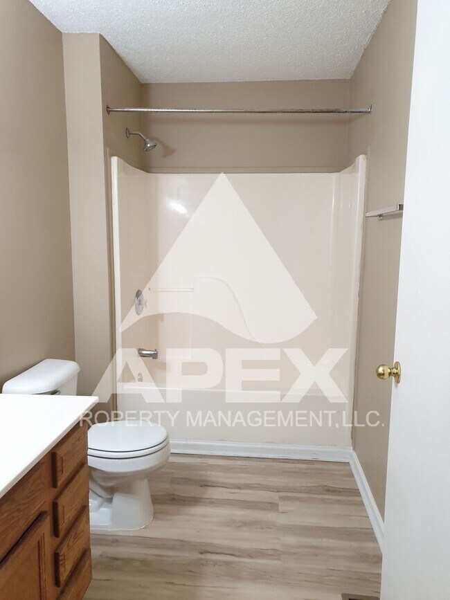 Building Photo - MOVE-IN SPECIAL, $1 RENT!! - NICE 3 Bd | 2 Ba Top Floor Condo in West Knoxville!