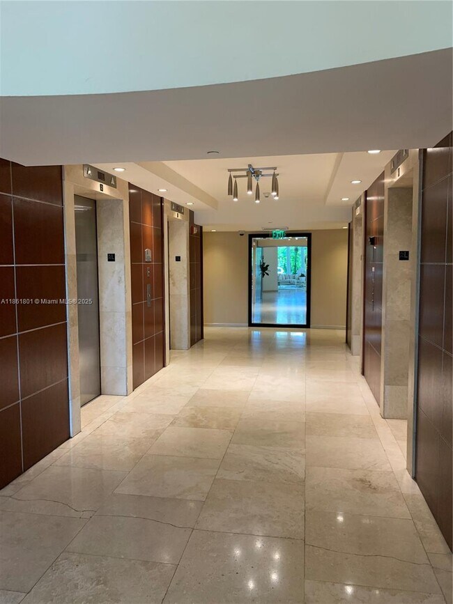 Building Photo - 2475 Brickell Ave