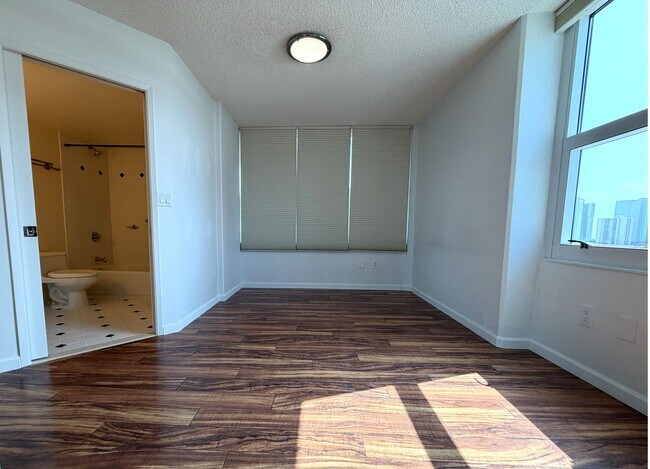 Building Photo - One Archer Lane - 2 bedrooms, 2 full bathrooms, central AC, 1 parking