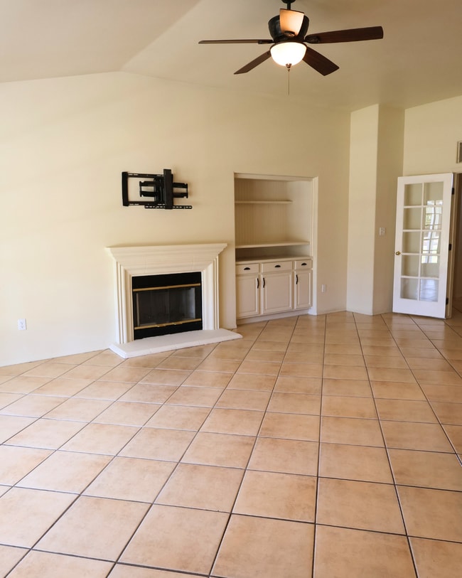 Building Photo - NW Bakersfield 4 Bed 2 Bath – Split Deposi...
