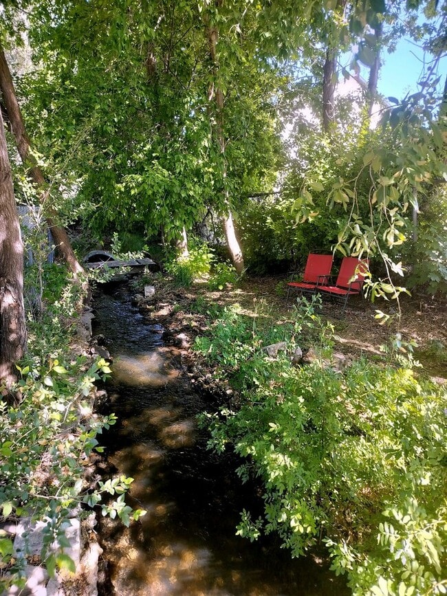 Building Photo - Charming 2-Bedroom Upper Duplex Unit in Ogden!