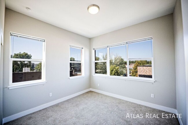 Building Photo - Beautiful 2 Bed 2 Bath Corner Apartment on...