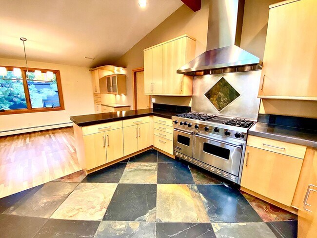 Building Photo - Stunning, 4 Bedroom, 3500 Square Foot, Highland's Home in Boise's North End