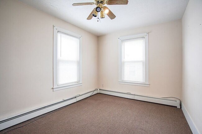 Building Photo - 13 Weston St