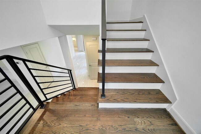 Building Photo - 15607 Memorial Dr