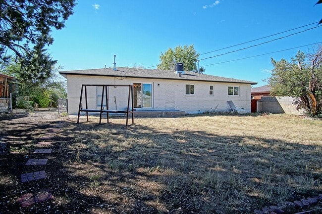 Building Photo - UPTOWN UPDATED 3/BD 2/BA 1/CG