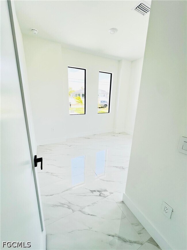 Building Photo - 1422 NE 20th St