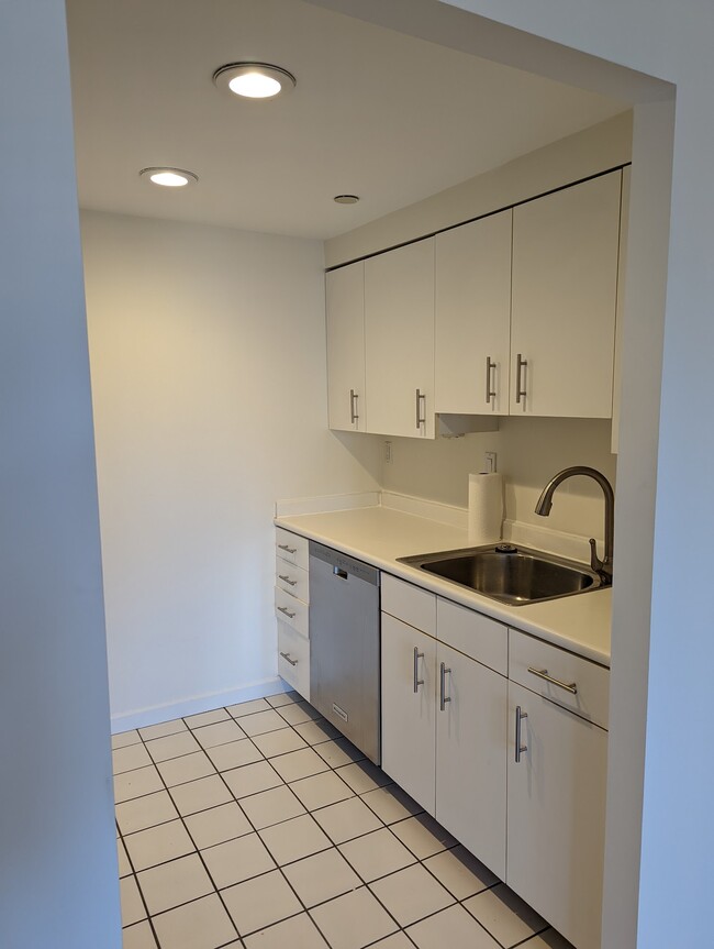 Building Photo - 10 Rogers St