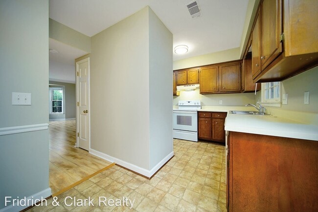 Building Photo - 2 br, 1.5 bath Apartment - 511 Hickory Villa