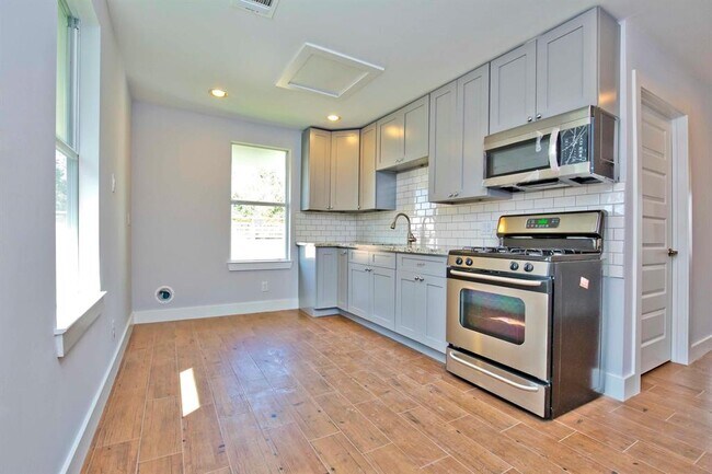 Building Photo - 1700 Durham Dr
