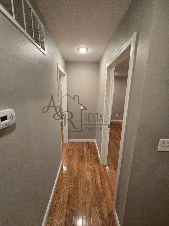 Building Photo - 301 E 7th St