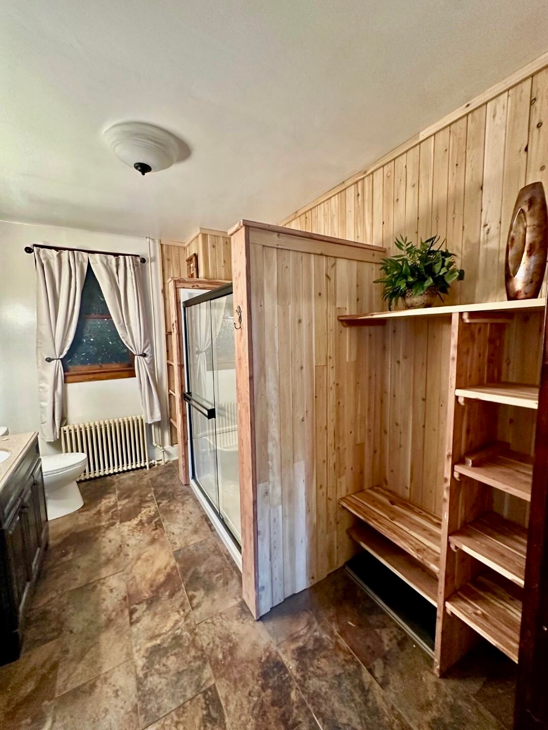 Ample storage space - 123 N Broadway Ave