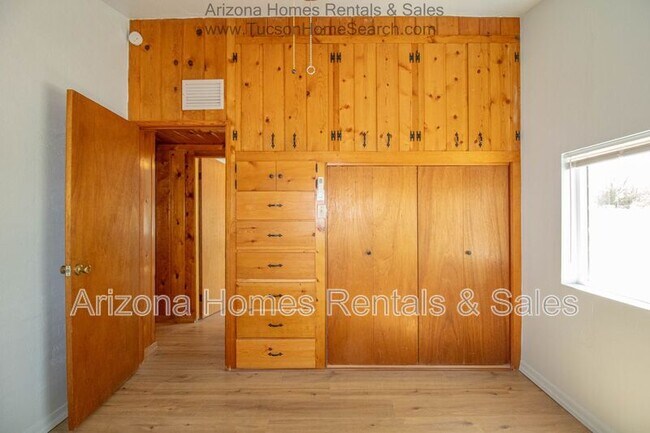 Building Photo - 11640 E Miles St