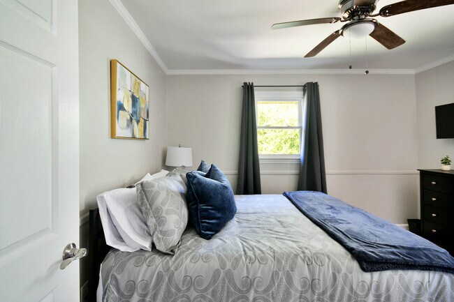 Building Photo - 3011 Manchester Cir