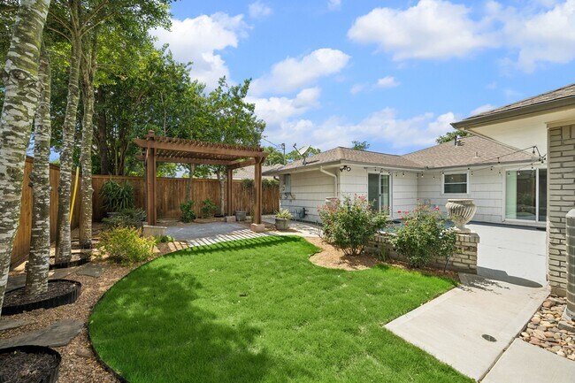 Building Photo - 2202 Lazybrook Dr