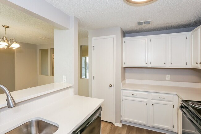 Building Photo - 3900 Dogwood Ct