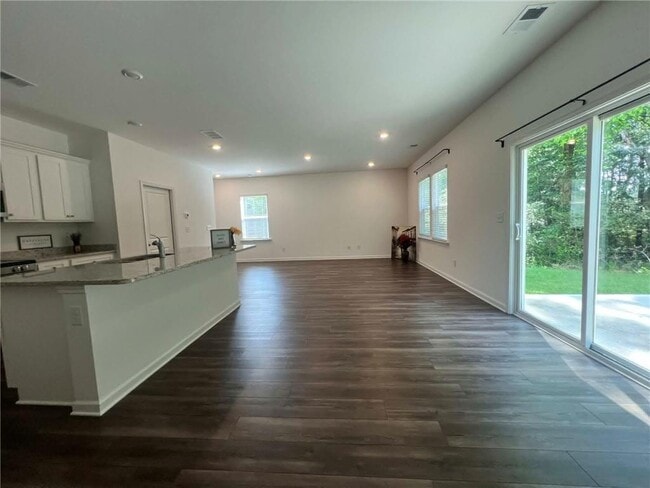 Building Photo - 705 Evergreen Rd