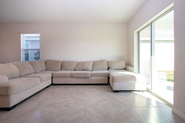 Building Photo - Spacious 5-Bed Retreat with Granite Elegance in Lakewood Ranch