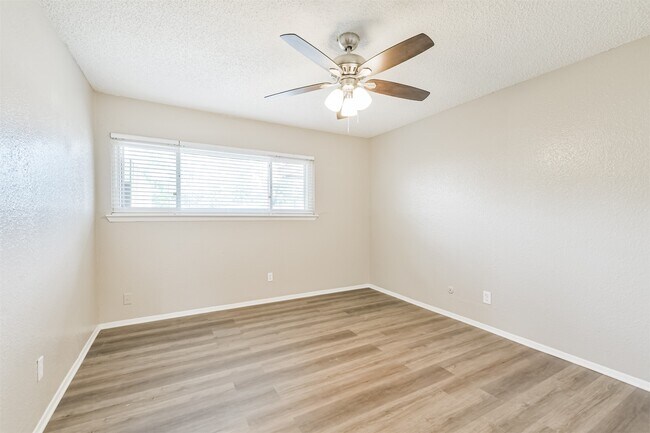 Building Photo - 5646 Birchmont Dr