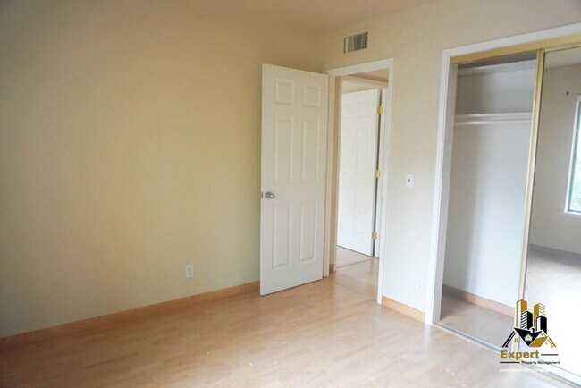 Building Photo - 5333 Primrose Dr