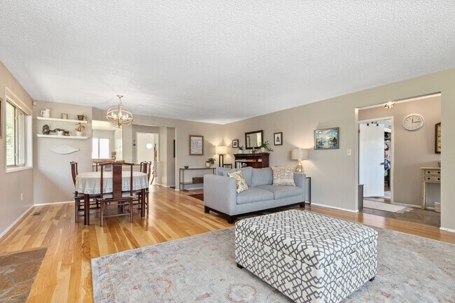 Building Photo - 4bd/2.75ba Seattle House