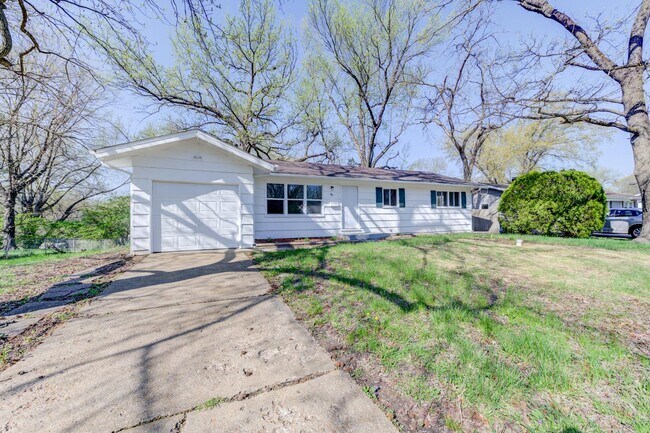 Building Photo - 49 Forestwood Dr