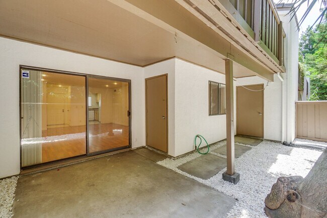 Building Photo - 2201 Monroe #505