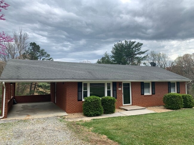 Building Photo - Brick Ranch House In Bedford