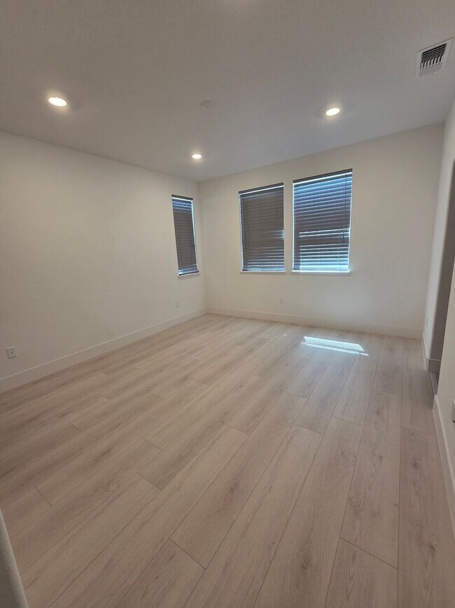 Building Photo - 2-Story 4Bx3.5B House Near Sky River Casino Available Now!!