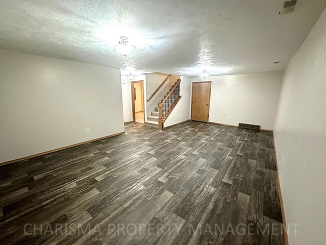 Building Photo - 4 BEDROOM, 2 BATH TOWN HOME, PET FRIENDLY, AMENITY FILLED, DOUBLE ATTACHED GARAGE!