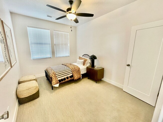 Building Photo - Beautiful Three Bedroom Townhome in Woodland Estates