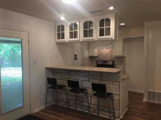 Building Photo - 6804 Suena Dr