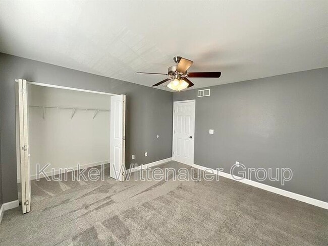 Building Photo - 704 Fountain View Dr