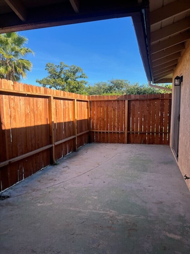 Building Photo - 722