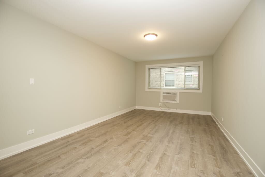 Building Photo - 535 W Surf St
