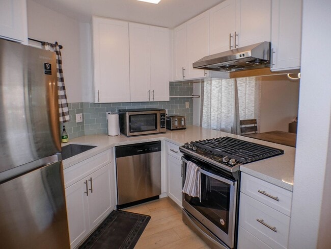 Building Photo - RARE Offering 2BD/2BA - Condo of secured building in highly sought after Boutique Bella Capri bui...