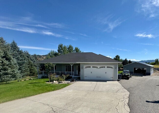Building Photo - Spacious and Private 5-Bedroom Home for Re...
