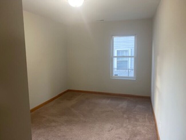Building Photo - 4 bedroom 2 bath home in Lemont.