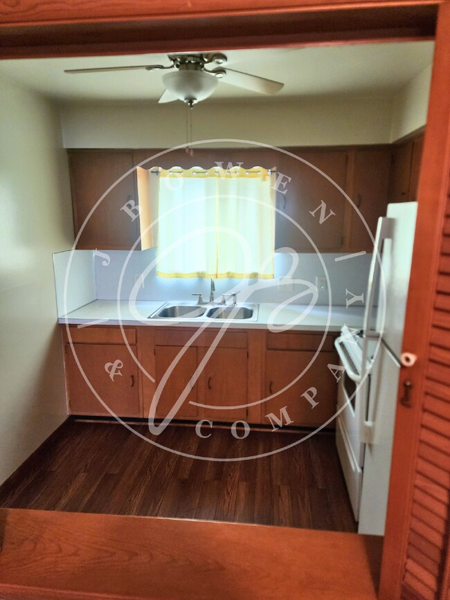 Building Photo - 2 bedroom- Perrysburg School District! Ready to call home!