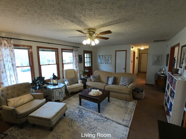 Building Photo - 201 Deerchase Dr
