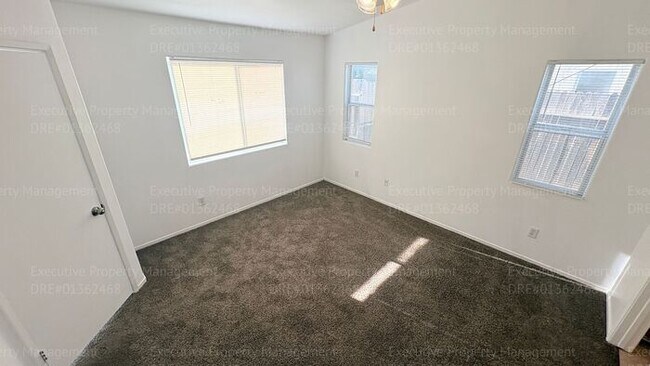 Building Photo - 4 bedroom 2 bathroom home located near S. H St/ Berkshire Rd