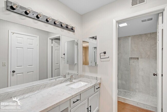 Building Photo - Stunning 2Bdm 2Ba Home in the Heart of Gle...