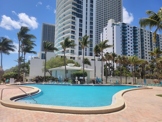 Building Photo - 3901 S Ocean Dr