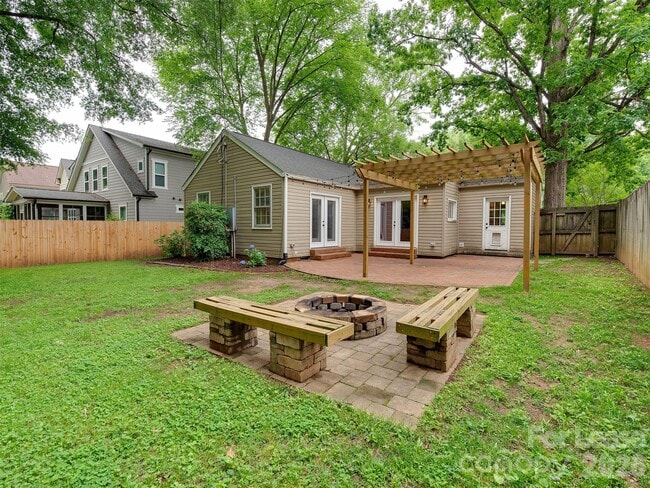 Building Photo - 2329 Kingsbury Dr