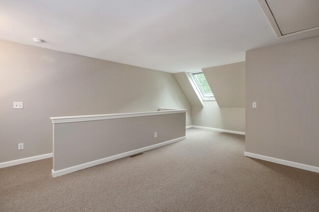 Building Photo - 20 Glengarry Dr