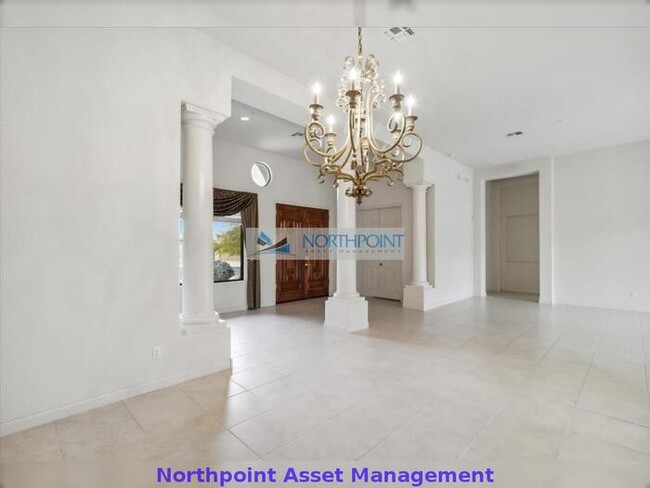 Building Photo - 4 bed, 3 bath in a Must-Have location