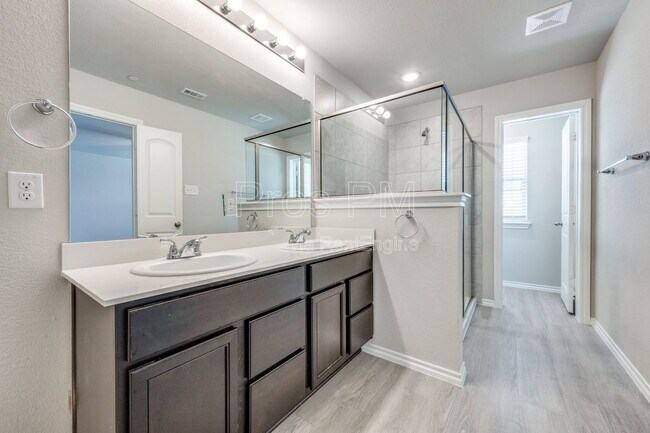 Building Photo - 3537 Brentwood Dr