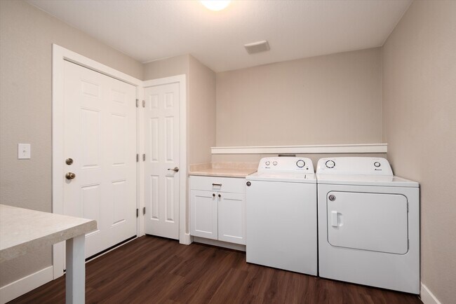 Building Photo - 5290 Highline Pl