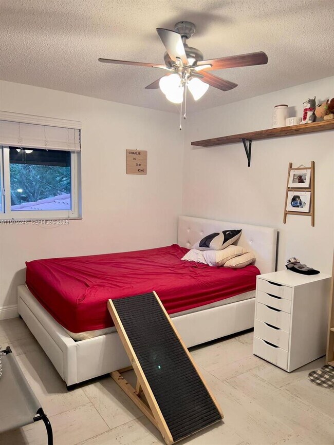 Building Photo - 568 N University Dr